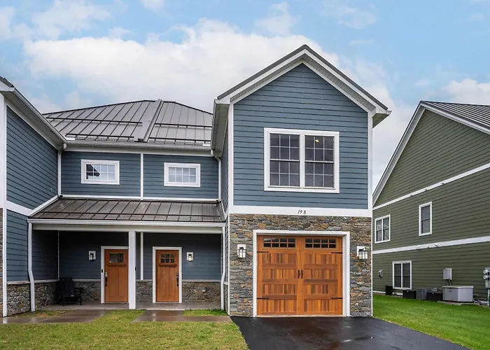 Village Townhouse Walk To Shops Garage