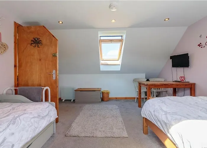 Burnside Cottage & Caravan Woodend