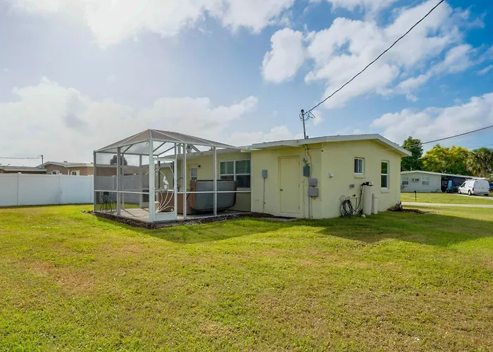 Relax In Hot Tub, Walk To Springs: North Port Home