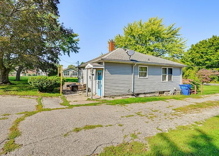 4 Mi To Lake Michigan: Updated Benton Harbor Home!