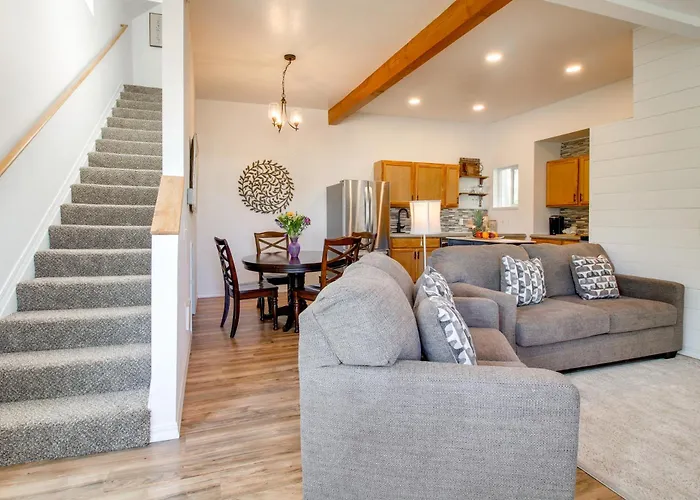 1 Mi To Dtwn Coos Bay: Sleek Apt W/ Deck & Views!