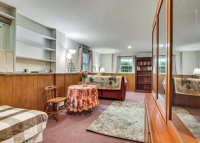 2 Mi To Nyc Train: Wfh-Friendly Greenwich Apt!