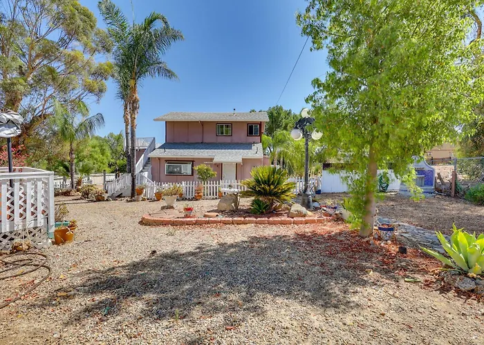 4 Mi To Lake Elsinore: Pet-Friendly Adventure Base