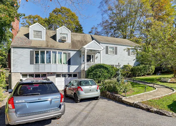 2 Mi To Nyc Train: Wfh-Friendly Greenwich Apt!