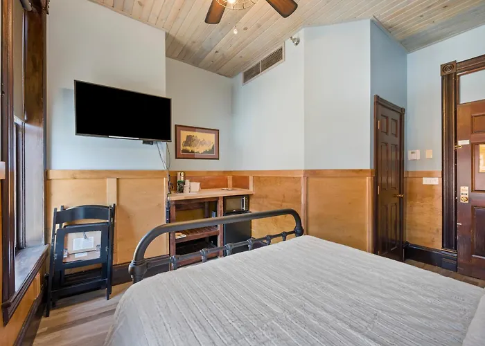 Historic Iron Horse Inn - Deadwood