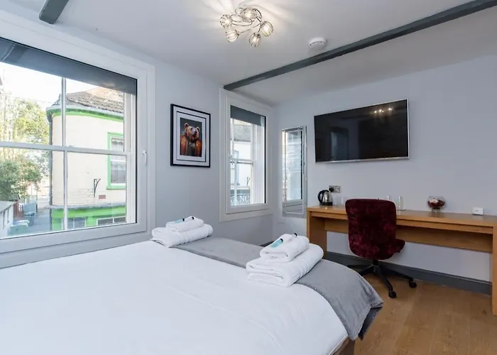 Twenty Hotel & Bar