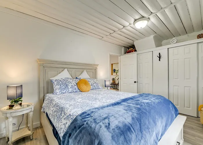 Unique Dog-Friendly Log Cabin: Short Walk To Ocean