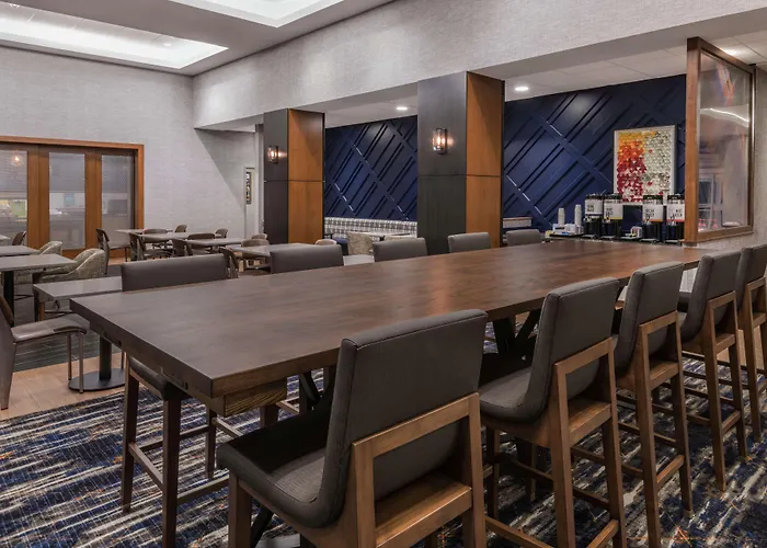 Hampton Inn & Suites Fort Wayne Downtown