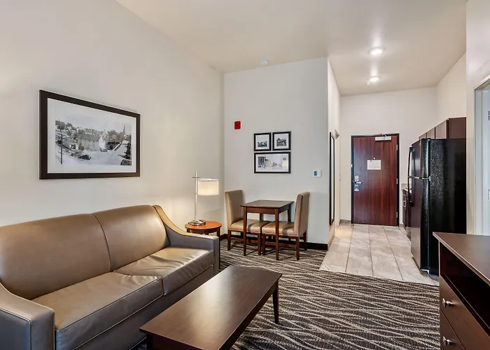 Cobblestone Hotel & Suites - Little Chute