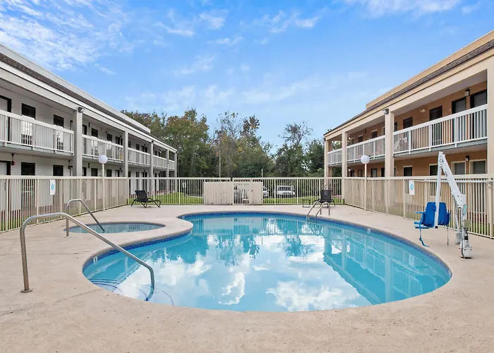 Suburban Studios Hotel Kingsland Near I-95