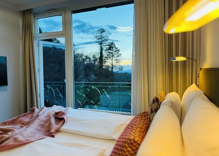DAS SCHLOSSBERG - Boutique Hotel im Park- Nahe der Therme