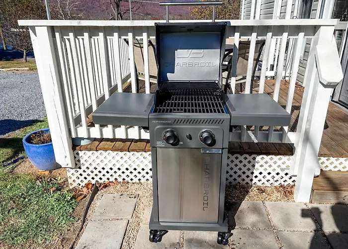 The Orchard, A Family Friendly Home- Hot Tub, Fire Pit, Yard Games