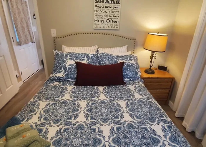 Cheerful Cozy Cottage 2 Bedroom 1Bath