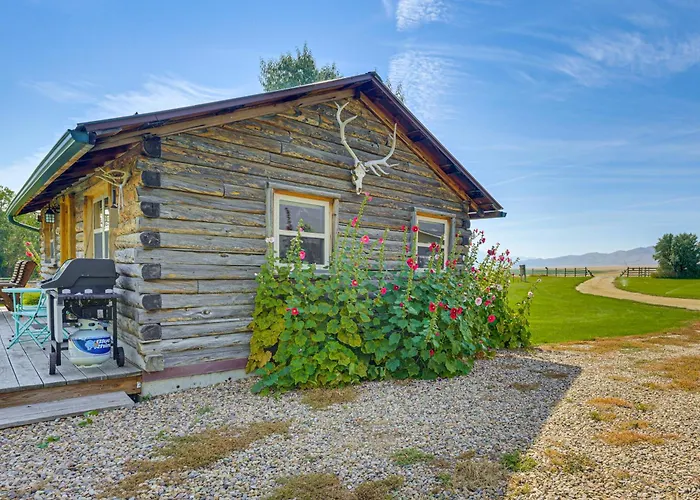 Montana Mountain Getaway: Deck & Amazing Views