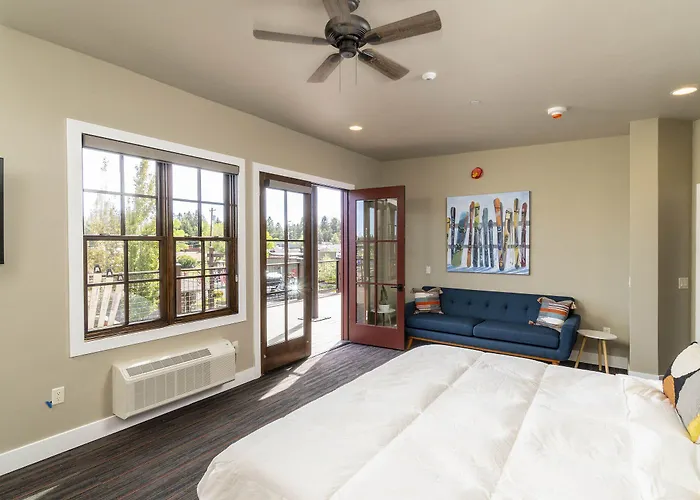 Ski Inn Taphouse Hotel