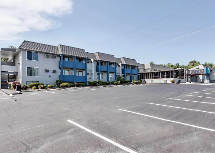 Days Inn & Suites By Wyndham Spokane