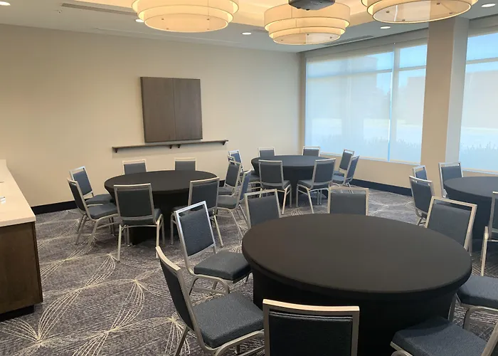 La Quinta Inn & Suites By Wyndham Kansas City Beacon Hill