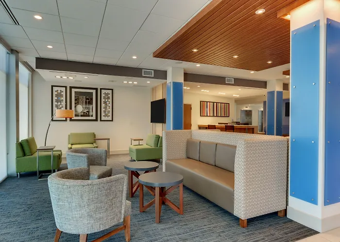 Holiday Inn Express & Suites - Roanoke - Civic Center