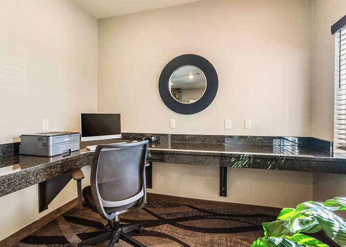 Cobblestone Hotel & Suites - Newport