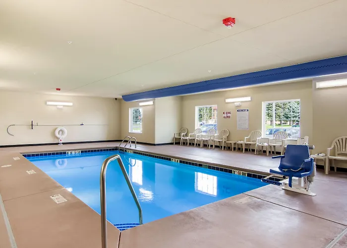Cobblestone Hotel & Suites - Newport
