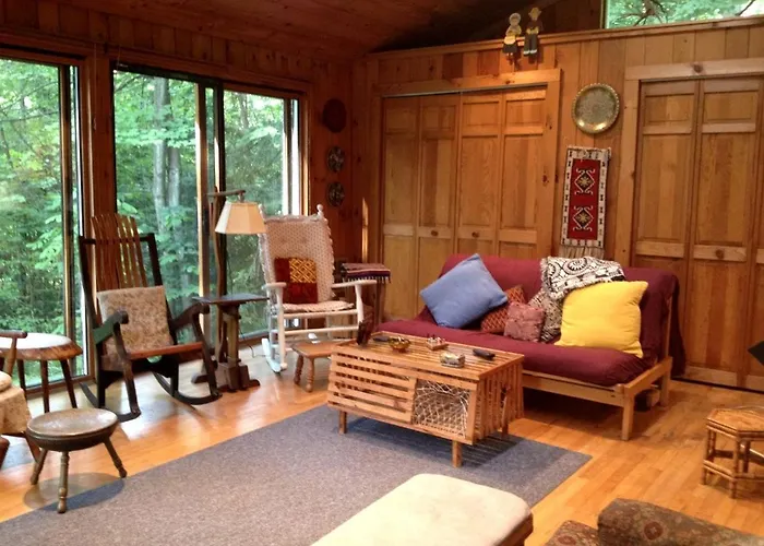 Charming Cabin With Serene Lake Views For A Family Getaway Near Pittsfield, Massachusetts