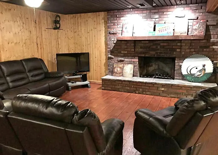 Charming Log Cabin Getaway With Private Hot Tub Near Decatur, Illinois