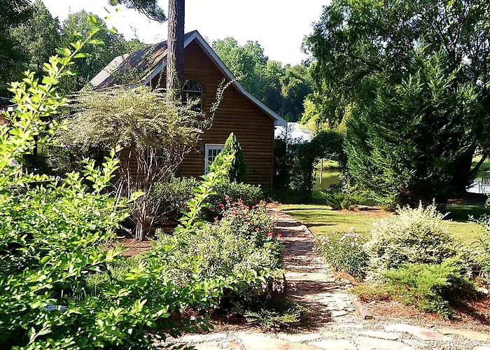 Delightful Vacation Cabin For Unique Getaway Near Macon, Georgia