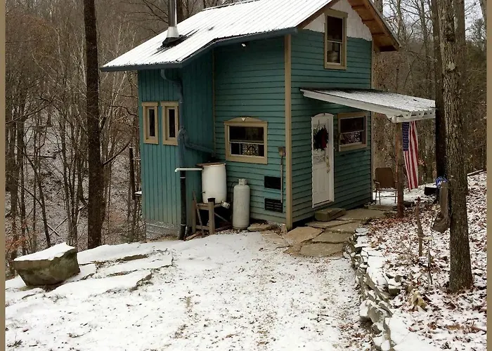 Rustic Off-Grid Cabin Getaway Near Wayne National Forest, Ohio