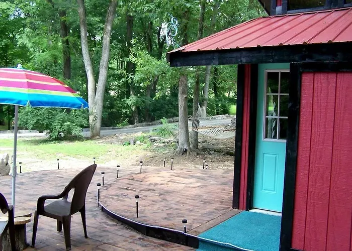 Cozy Backstage Tiny House Near Old Hickory Lake - Pet-Friendly, Private Deck, Breakfast Included
