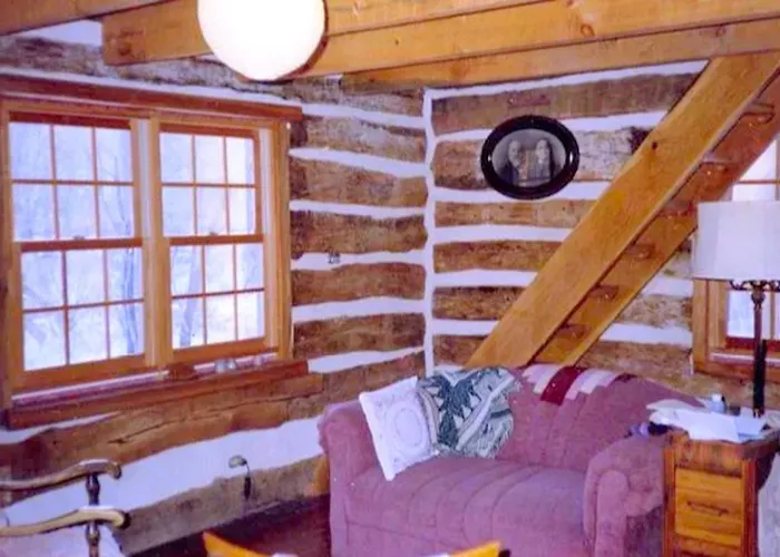 Rustic Norwegian-Style Log Cabin Rental Near The Upper Iowa River In Decorah, Iowa