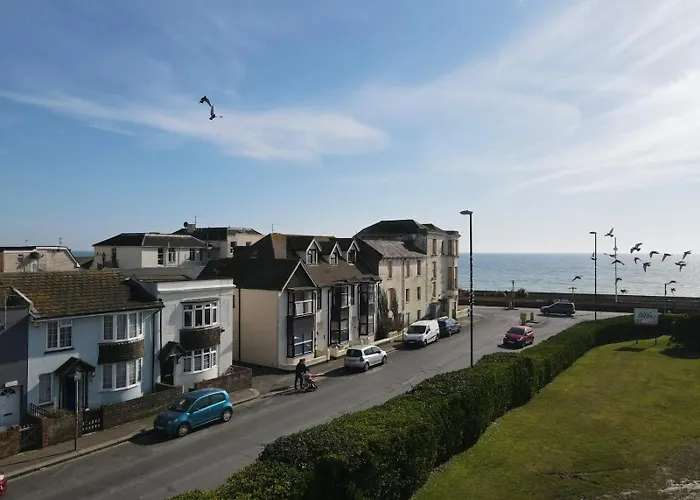 2 Seaside Bedroom Home, Garden, 6 Guests, Parking, Contractors-Families Welcome