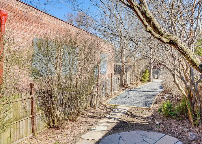 Walk To Dtwn Hudson: Cozy Upstate Apartment