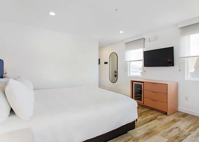 Grove Hotel