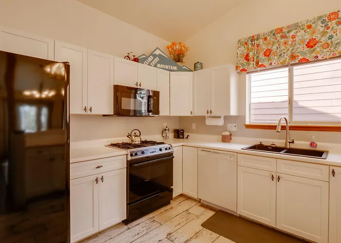 8 Mi To Copper Mtn: Dtwn Frisco Retreat W/ Deck!