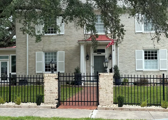 The Carriage House Inn Bed And Breakfast