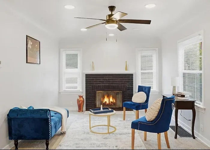 The Sunset Getaway, Modern 3Br W Deck Minutes From I-65, Fenced Yard
