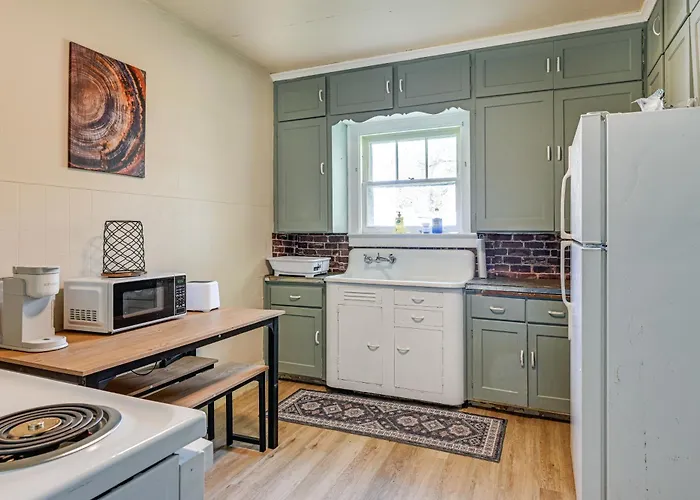 3 Mi To Dtwn Saginaw: Cozy Family Home W/ Yard!