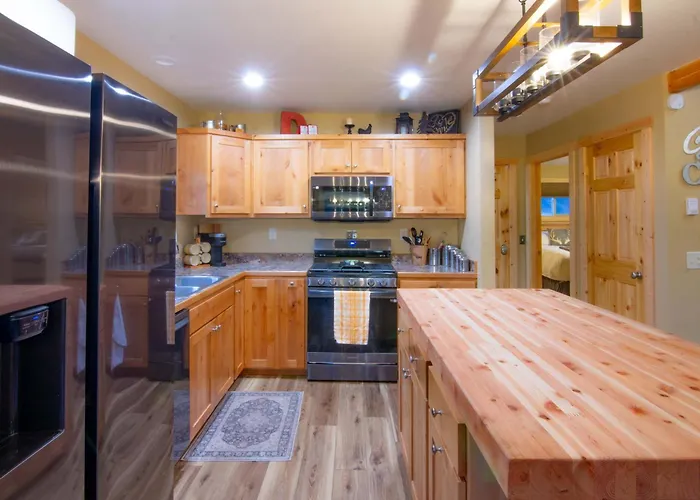 Stunning Salmon Riverfront Cabin