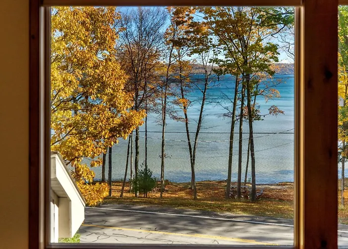 Beech Tree Lodge On Glen Lake In Beautiful Northern Michigan - Minutes From The Sleeping Bear Dunes