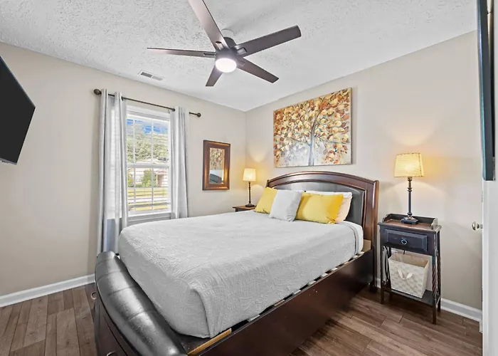 3 Bedroom Home With King Bed, Fenced Yard & Pool Table