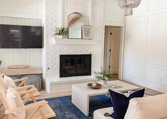 Luxe 4Br With Heated Pool And Hot Tub - Walk To Lake