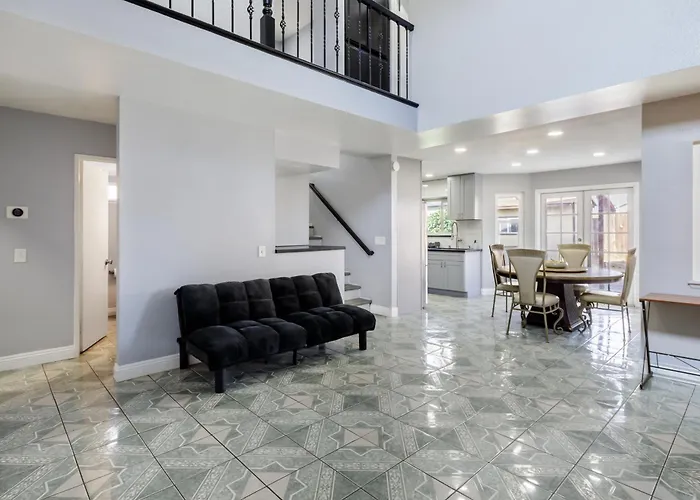 Modern 3Br 2-Story Retreat Near Ruhs March Arb