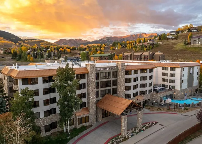 Stellar Location With Hot Tub Pool Steam Room & Gym Acces