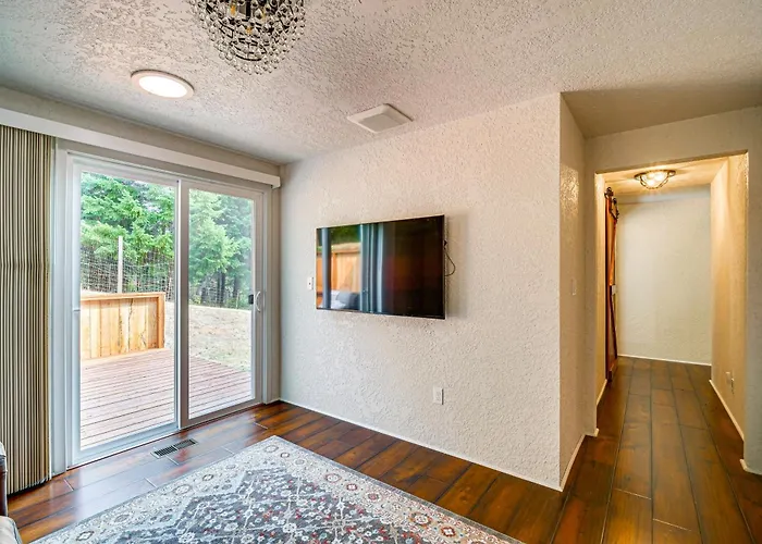 “Mtn Views & Hot Tub: Umpqua Valley Villa!”