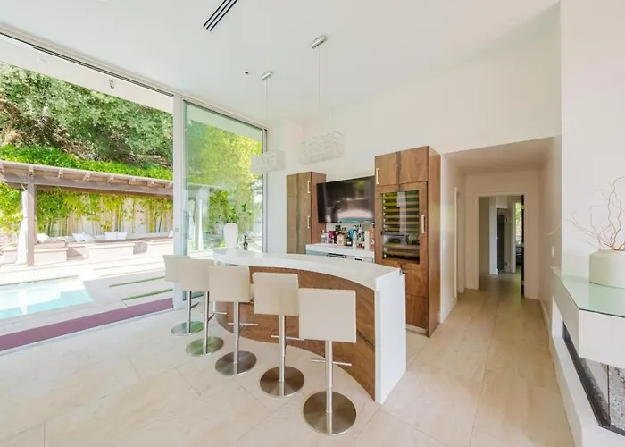 Beverly Hills Ultra Luxury Villa With Pool And Theatre