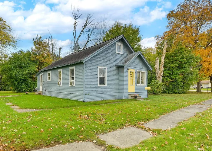 3 Mi To Dtwn Saginaw: Cozy Family Home W/ Yard!