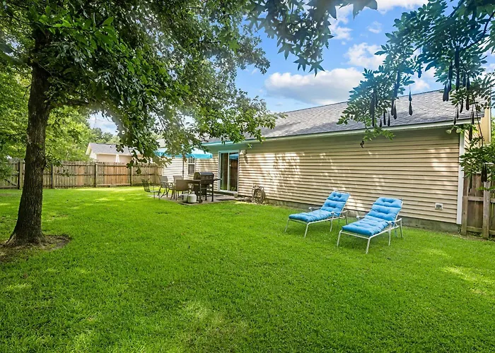 3 Bedroom Home With King Bed, Fenced Yard & Pool Table