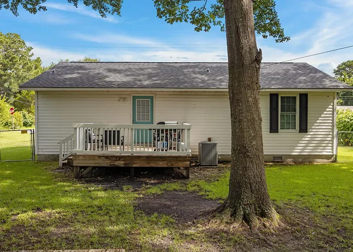 Pet-Friendly 3 Bedroom Home With King Bed And Fenced Yard Near Downtown