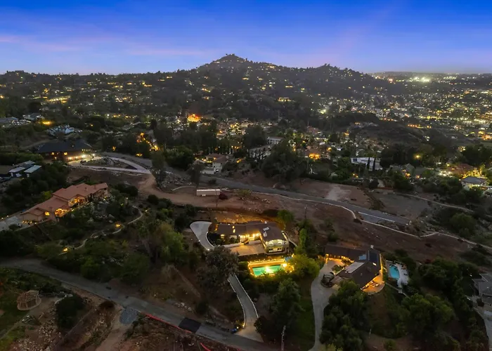 Entire Private Home With Grand View, King Bed, Spacious, Parking, 2 Bedrooms 1 Bathroom, Available Now