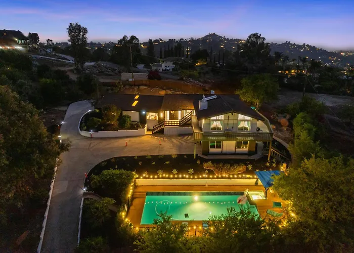 Entire Private Home With Grand View, King Bed, Spacious, Parking, 2 Bedrooms 1 Bathroom, Available Now